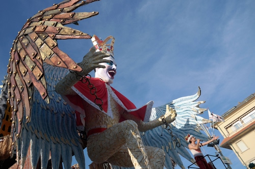 Immagine con carnevale, ali, carro, maschera, cielo, re, carri, rosso, corona, sfilata, mantella