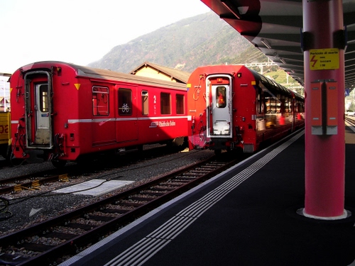 Immagine con stazione, binari, rosso, treni, vagoni, colonna, rossi
