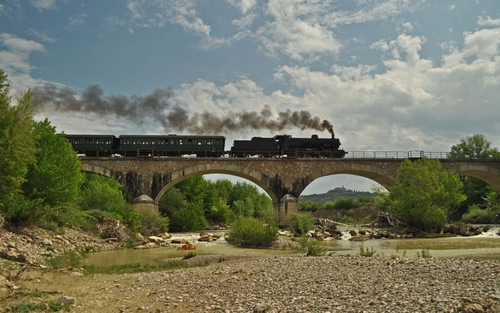 Immagine con ponte, treno, fiume, fumo, vapore, locomotiva, alberi