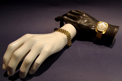 Immagine con orologio, bracciale, mani, oro, nero, mano, dita, bianco, due