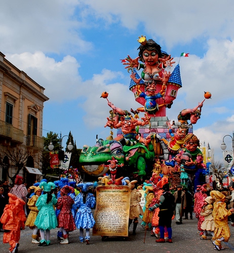 Immagine con carnevale, maschere, carro, colori, castello, costumi