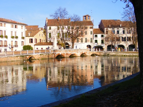 Immagine con alberi, ponte, archi, acqua, case, riflesso, finestre, fiume, palazzi, riflessi, treviso, tetti, portici, cielo, dante, comignoli, porte