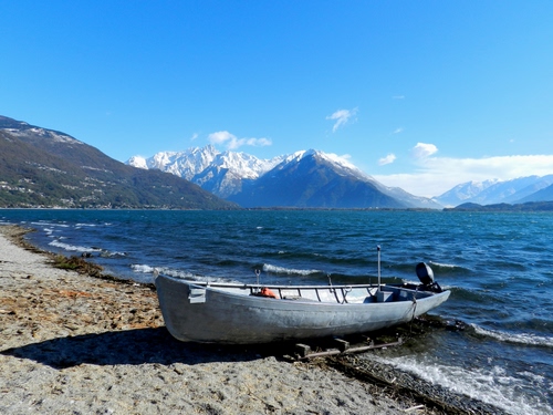 Immagine con barca, spiaggia, montagne, lago, mare, acqua, neve, onde, sabbia, montagna, nuvole, azzurro, cielo
