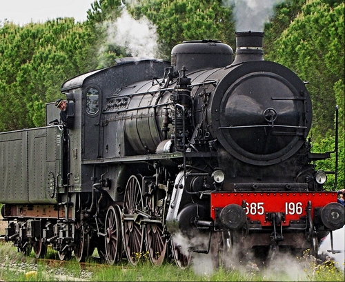 Immagine con locomotiva, treno, vapore, alberi, nero, numeri, rosso, fumo