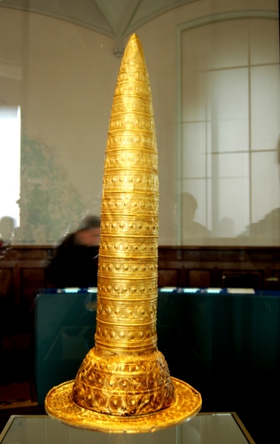 Immagine con oro, museo, sfocato, cappello, riflesso, stele, giallo, scultura, ogiva, piatto
