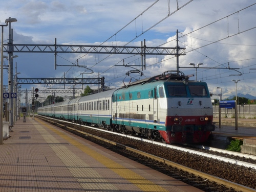 Immagine con treno, binari, stazione, locomotiva, ferrovia, fili, vagoni