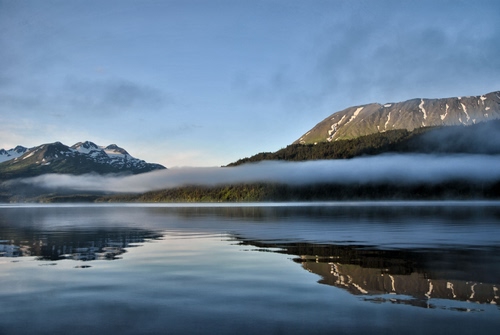 Immagine con lago, montagna, acqua, nebbia, riflesso, montagne, nuvole, riflessi, neve, foschia