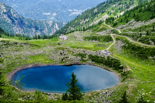 Immagine con montagna, lago, alberi, verde, acqua, sentieri, laghetto, panorama