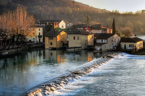 Immagine con fiume, acqua, case, borgo, cascata, paese, alberi