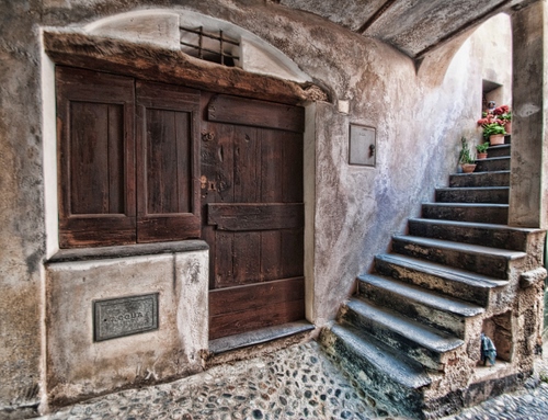 Immagine con scala, legno, porta, portone, scale, ingresso, marrone, antico, fiori