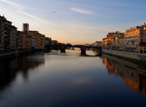 Immagine con ponte, fiume, firenze, acqua, riflessi, palazzi, cielo, case, tramonto, riflesso