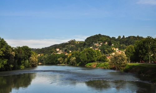 Immagine con fiume, acqua, alberi, verde, panorama, cielo, riflessi, case, paese, riflesso, paesaggio
