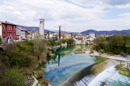 Immagine con fiume, campanile, alberi, riflesso, cascata, acqua, panorama, nuvole, case, cielo, paese, verde, riflessi