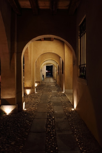 Immagine con archi, luci, portico, prospettiva, finestra, portici, ombre