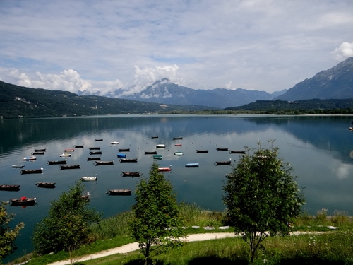 Immagine con barche, lago, alberi, montagne, acqua, panorama, montagna, cielo
