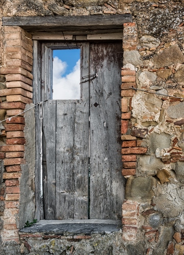 Immagine con porta, legno, cielo, finestra, mattoni, muro, finestrella, vecchia, nuvole, riflesso