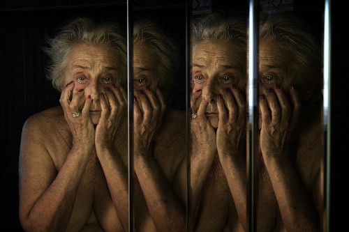 Immagine con mani, donna, occhi, anziana, specchio, braccia, ritratto, specchi, disperazione, anello, riflessi, viso, naso, sguardo, capelli, riflesso, volto