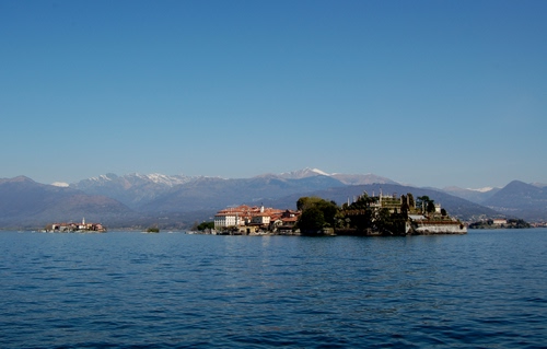 Immagine con lago, acqua, montagne, isole, isola, panorama, cielo, giardino