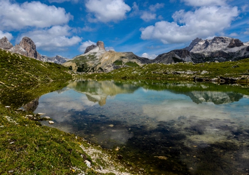 Immagine con lago, nuvole, riflesso, montagna, acqua, montagne, verde, cielo