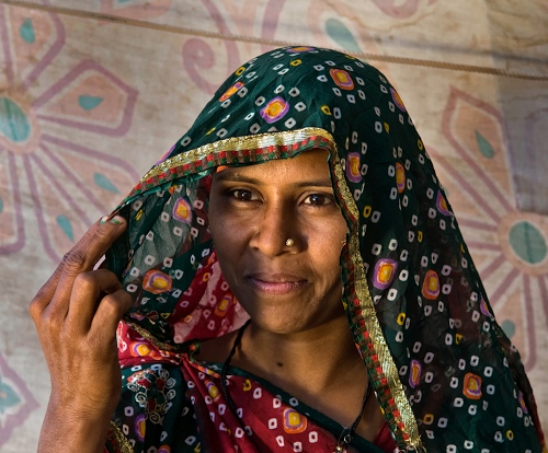 Immagine con donna, velo, mano, occhi, sorriso, viso, ritratto, colori, bocca, naso, araba, rosso, verde, disegni, colore, dita, volto