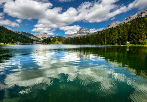 Immagine con lago, nuvole, alberi, riflessi, acqua, montagne, riflesso, cielo