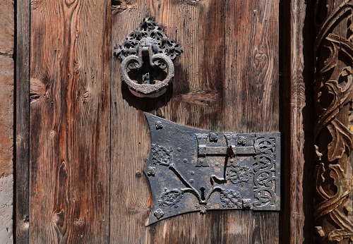 Immagine con legno, serratura, porta, ferro, batacchio, portone, battente, metallo, buco, venature, marrone