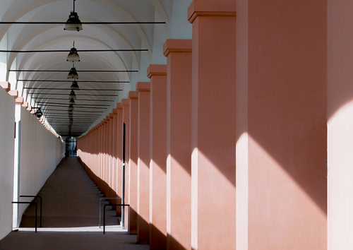 Immagine con portici, rosa, prospettiva, lampioni, archi, colonne, portico, lampade, bianco, ombre, corridoio, ombra