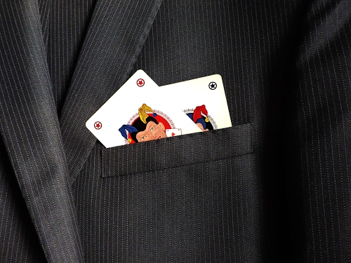Immagine con jolly, giacca, taschino, carte, due, grigio, abito, righe, nero, uomo, gioco, rosso, gessato, tasca, vestito