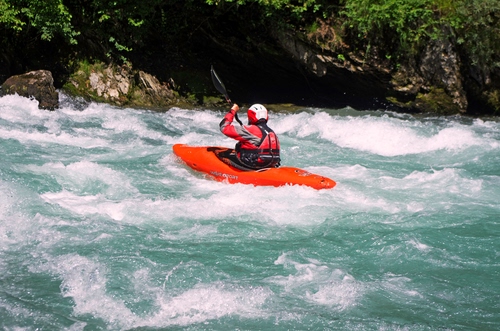 Immagine con fiume, canoa, sport, acqua, rapide, casco, arancione, rosso, remo