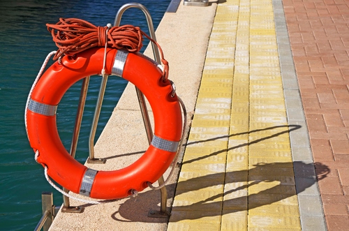 Immagine con salvagente, acqua, rosso, ombra, cerchio, corda, piscina, arancio, scaletta, arancione