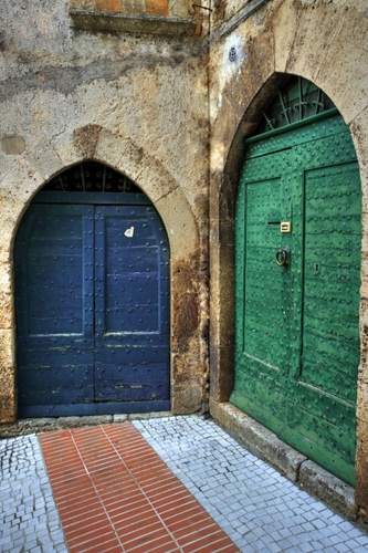 Immagine con verde, blu, porte, due, archi, porta, batacchio