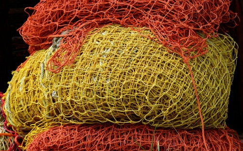 Immagine con giallo, reti, arancione, pesca, fili, rete, nero, rosso, corda, maglie