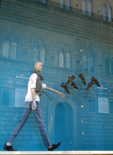 Immagine con scarpe, vetrina, manichino, riflesso, palazzo, sciarpa, bianco