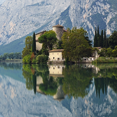 Immagine con lago, alberi, riflesso, acqua, montagna, castello, riflessi, torre, casa, verde