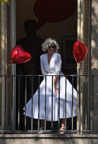 Immagine con bianco, cuori, balcone, donna, rosso, vestito, palloncini, ringhiera, ragazza, bionda