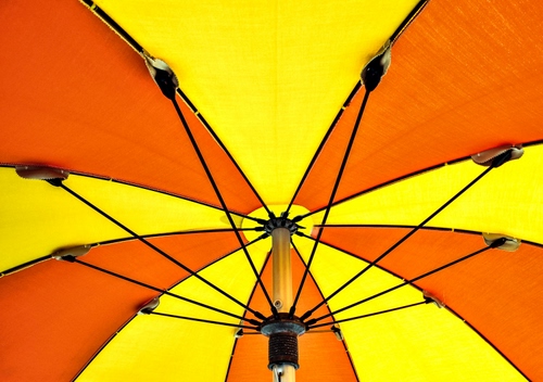 Immagine con giallo, ombrello, arancio, arancione, stecche, bicolore, aperto, ombrellone, geometrie, spicchi