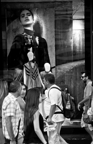 Immagine con zaino, persone, vetrina, manichini, bianconero, passanti, donna, manichino, abbigliamento, manifesto, riflesso