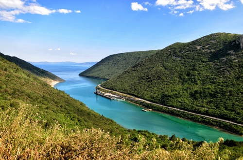 Immagine con fiume, acqua, colline, nuvole, mare, canale, cielo, boschi, foce, strada, verde, panorama, paesaggio