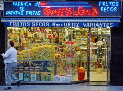 Immagine con vetrina, negozio, frutta, passante, colori, patatine, insegne, cibo, patate, insegna, alimentari