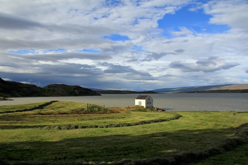 Immagine con casa, nuvole, cielo, lago, acqua, prato, panorama, paesaggio, erba, verde