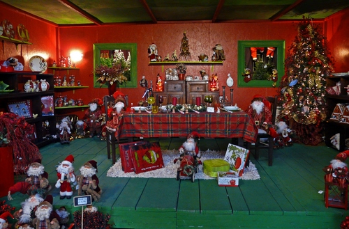 Immagine con natale, albero, regali, negozio, tavolo, rosso, giocattoli, babbo, tavola, sedie