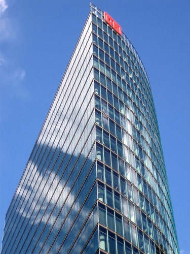 Immagine con grattacielo, finestre, vetri, piani, cielo, specchi, vetrate, rosso, geometria, vetro