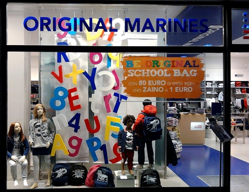 Immagine con vetrina, manichini, numeri, lettere, zaini, colori, vestiti, abbigliamento, negozio