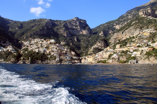 Immagine con mare, acqua, montagna, borgo, nuvole, paese, panorama, cielo, onda, montagne, scia