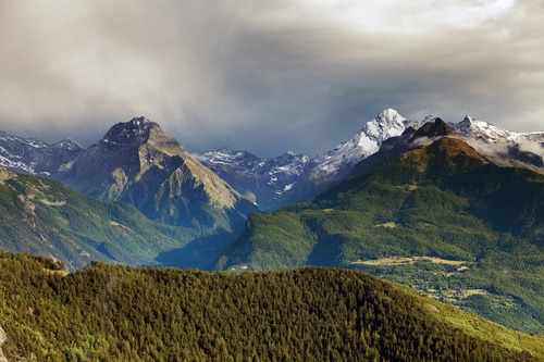 Immagine con montagne, nuvole, neve, alberi, cielo, boschi, cime, panorama, verde, paesaggio, roccia, monti, bosco