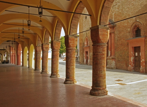 Immagine con colonne, archi, portico, lampioni, strada, lampade, porticato, portici, mattoni, chiesa