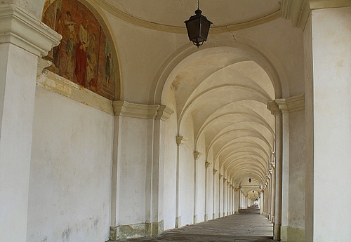 Immagine con archi, lampione, portico, affresco, prospettiva, bianco, porticato, portici, pilastri, dipinto