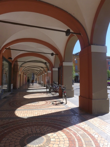 Immagine con biciclette, archi, portici, colonne, ombre, portico, porticato, prospettiva, tiranti