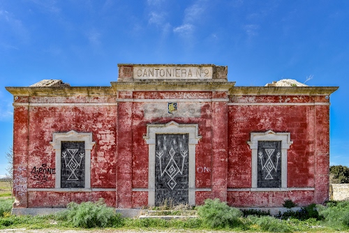 Immagine con cantoniera, casa, finestre, rosso, porta, cielo, erba, verde, azzurro, bianco, abbandonata, abbandono, graffiti