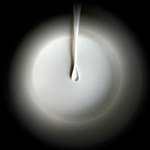 Immagine con bianco, nero, cerchio, piatto, cucchiaio, luce, bianconero, cucchiaino, sfocato, alone, goccia, astratto, cerchi